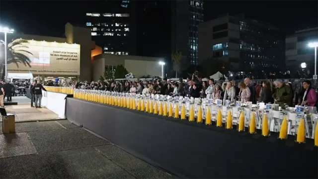 Rehén liberado Amit Shani enciende las velas de Jánuca