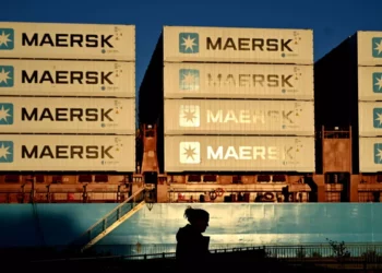 Maersk interrumpe el transporte marítimo en el mar Rojo durante 48 horas tras los ataques de los hutíes a un buque