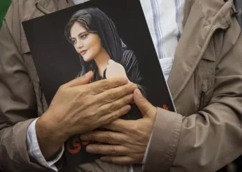 Irán prohíbe a familia de Mahsa Amini viajar para recibir el máximo galardón de derechos humanos de la UE