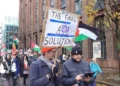 Policía británica busca a manifestante que portaba pancarta de “solución final”