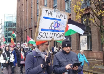 Policía británica busca a manifestante que portaba pancarta de “solución final”