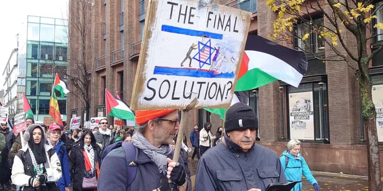 Policía británica busca a manifestante que portaba pancarta de “solución final”