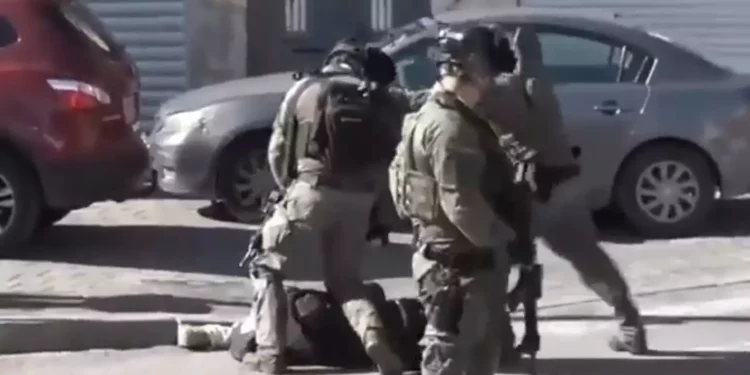 Tropas israelíes filmadas golpeando a un fotoperiodista palestino