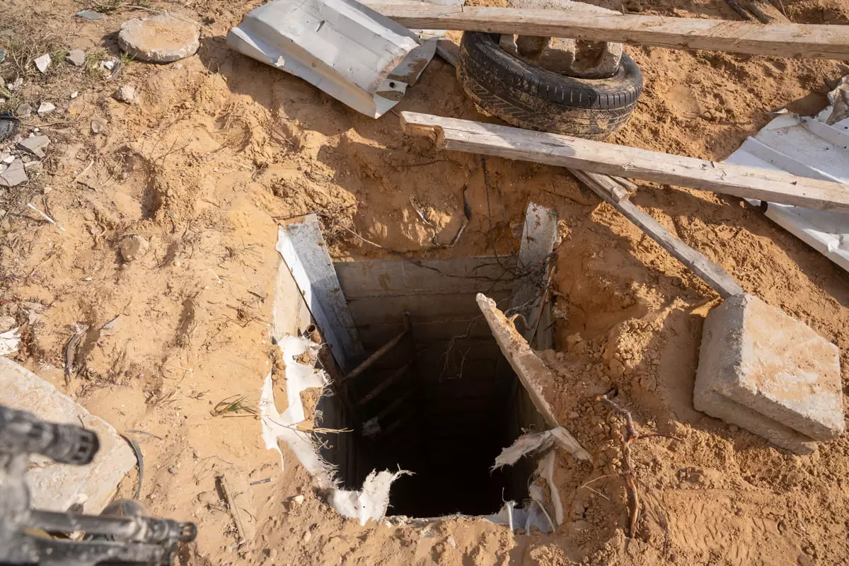 Un túnel de Hamás descubierto por las FDI en Salatin, al norte de Gaza, cerca de Jabaliya, el 7 de diciembre de 2023. (Emanuel Fabian/Times of Israel)