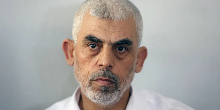 Líder de Hamás Yahya Sinwar huyó en convoy humanitario