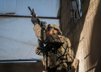 Las FDI enfrentan a terroristas en edificio y hallan chalecos explosivos para niños
