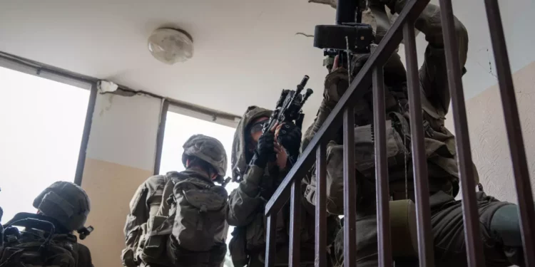 Las FDI encuentran más armas de Hamás en viviendas de Gaza