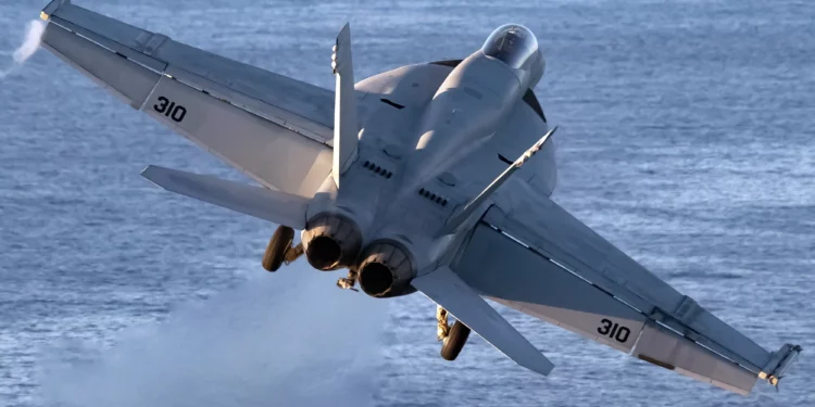 Super Hornets de EE. UU. derriban drones y misiles en el mar Rojo