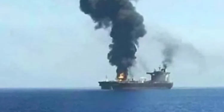 Múltiples proyectiles atacan a petrolero frente a costas de Yemen