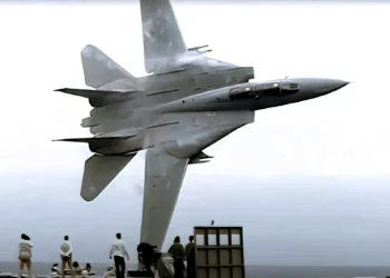 La impresionante maniobra del F-14 Tomcat ante el USS America