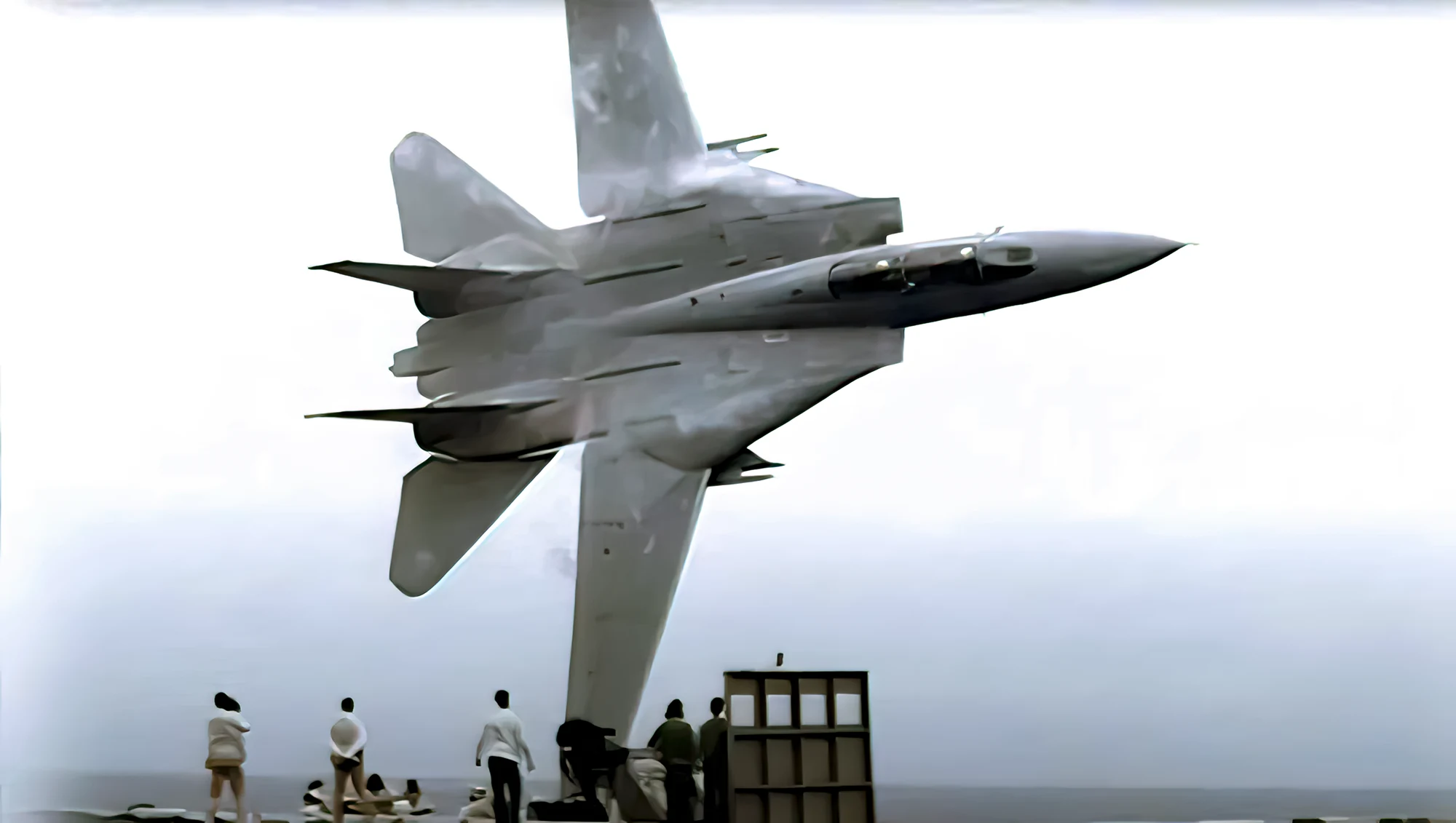 La impresionante maniobra del F-14 Tomcat ante el USS America