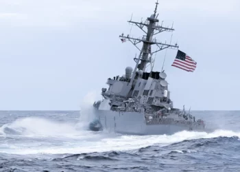 Hutíes atacan buque de guerra y navíos comerciales de EE. UU.