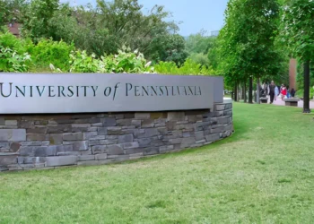 Director del consejo de UPenn dimite tras dimisión de presidente