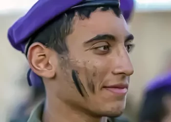 Padres de soldado caído por fuego amigo quieren abrazar a los soldados