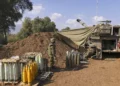 Archivo: Una unidad de artillería móvil israelí toma posición en la Alta Galilea, en el norte de Israel, cerca de la frontera con Líbano, el 15 de noviembre de 2023 (Jalaa MAREY / AFP)
