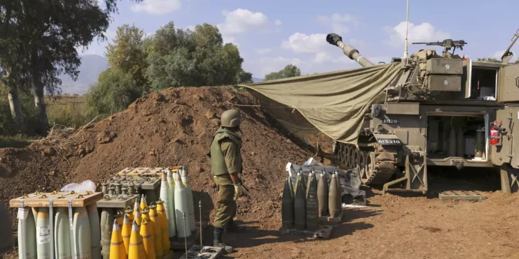 Archivo: Una unidad de artillería móvil israelí toma posición en la Alta Galilea, en el norte de Israel, cerca de la frontera con Líbano, el 15 de noviembre de 2023 (Jalaa MAREY / AFP)