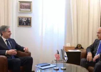 El Secretario de Estado estadounidense Antony Blinken se reúne con el Primer Ministro Benjamin Netanyahu en el despacho de este último en Jerusalén el 30 de noviembre de 2023. (GPO)