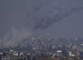 Cohetes disparados hacia Israel desde la Franja de Gaza, vistos desde el sur de Israel, viernes 1 de diciembre de 2023. (AP Photo/Ariel Schalit)