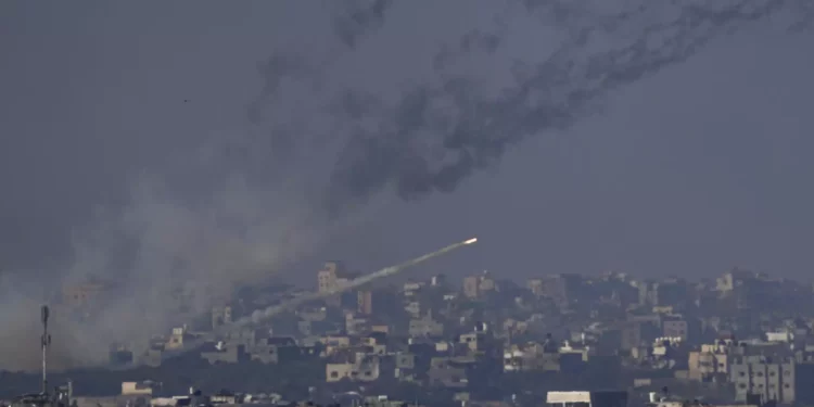 Cohetes disparados hacia Israel desde la Franja de Gaza, vistos desde el sur de Israel, viernes 1 de diciembre de 2023. (AP Photo/Ariel Schalit)