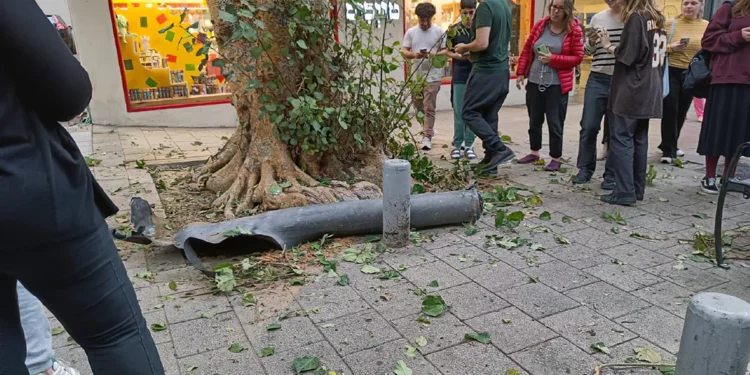 Hombre herido por metralla de cohete en zona de Tel Aviv