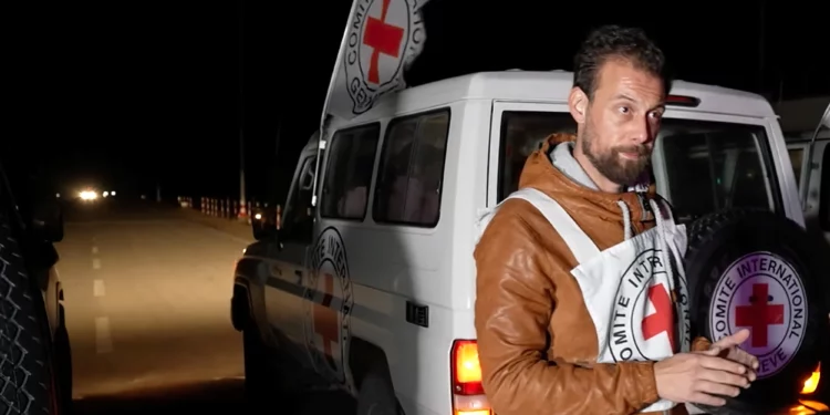 Cruz Roja reprende a familias de israelíes secuestrados por Hamás: “piensen en los palestinos”