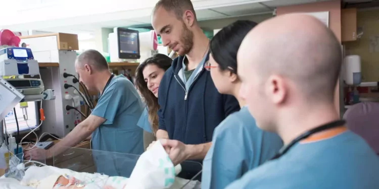 Beneficios para estudiantes de medicina enviados a Gaza