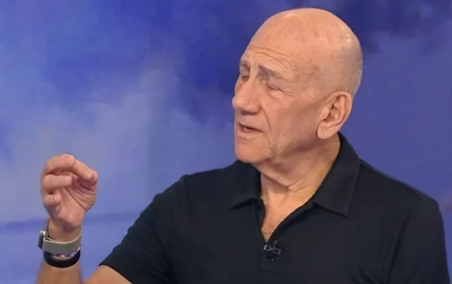 Olmert critica campaña militar en Gaza y llama a un cambio de liderazgo en Israel