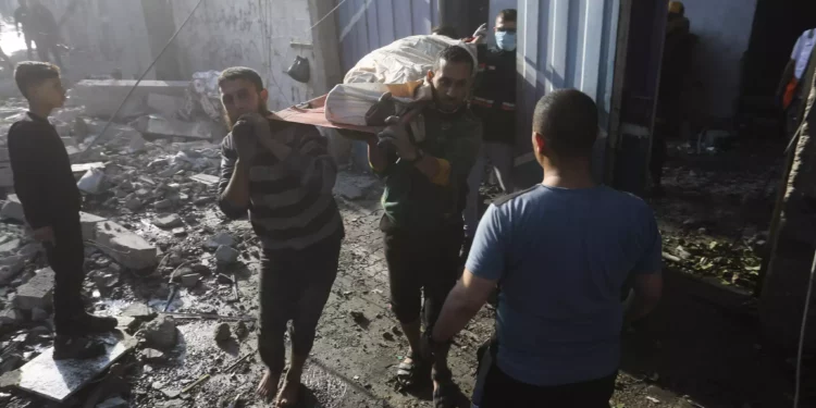 Palestinos evacuan a heridos en bombardeos israelíes Rafah, Franja de Gaza, viernes 1 de diciembre de 2023. (AP Photo/Hatem Ali)