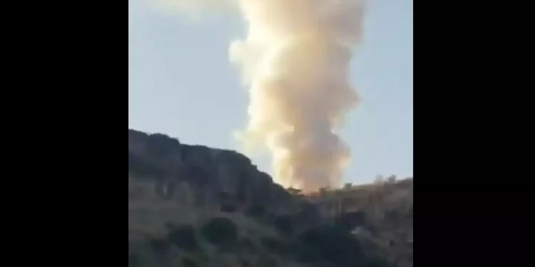 Captura de pantalla que supuestamente muestra una explosión en un depósito de armas en Saná, capital de Yemen, 30 de noviembre de 2023. (Captura de pantalla de vídeo X: utilizada de conformidad con la cláusula 27a de la Ley de Propiedad Intelectual).
