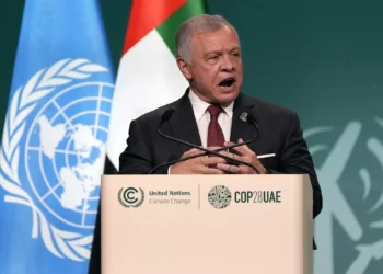 El rey Abdullah II de Jordania habla durante una sesión plenaria en la Cumbre del Clima de la ONU COP28, el viernes 1 de diciembre de 2023, en Dubai, Emiratos Árabes Unidos. (AP Photo/Peter Dejong)