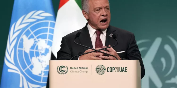El rey Abdullah II de Jordania habla durante una sesión plenaria en la Cumbre del Clima de la ONU COP28, el viernes 1 de diciembre de 2023, en Dubai, Emiratos Árabes Unidos. (AP Photo/Peter Dejong)