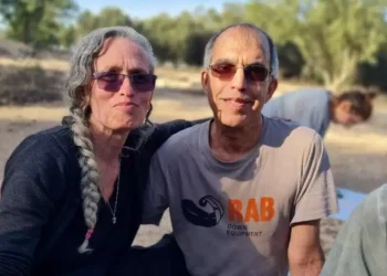 Maya Goren, izquierda, fue secuestrada por terroristas de Hamás el 7 de octubre de 2023 en el kibutz Nir Oz. Su marido, Avner Goren, fue asesinado. El kibbutz anunció el 1 de diciembre que había sido asesinada y que su cuerpo estaba en poder de Hamás en Gaza. (Cortesía)