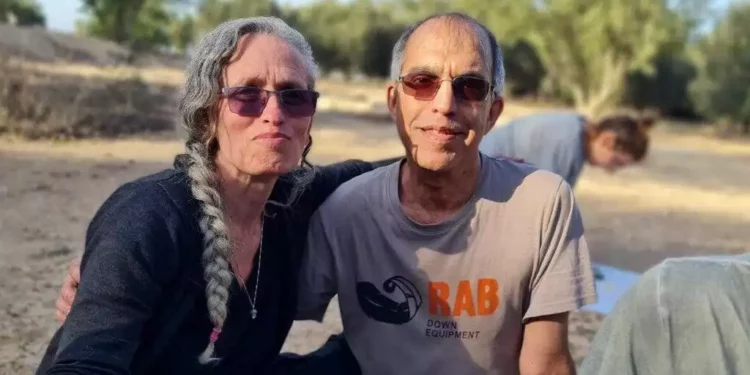 Maya Goren, izquierda, fue secuestrada por terroristas de Hamás el 7 de octubre de 2023 en el kibutz Nir Oz. Su marido, Avner Goren, fue asesinado. El kibbutz anunció el 1 de diciembre que había sido asesinada y que su cuerpo estaba en poder de Hamás en Gaza. (Cortesía)