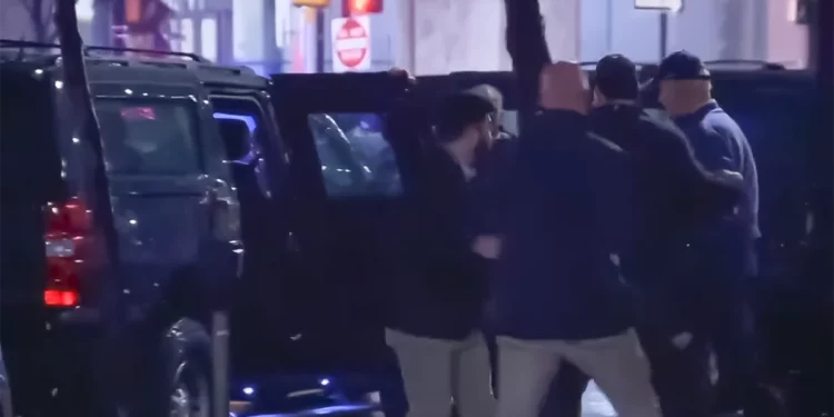 Choca un coche contra vehículo aparcado en caravana de Biden