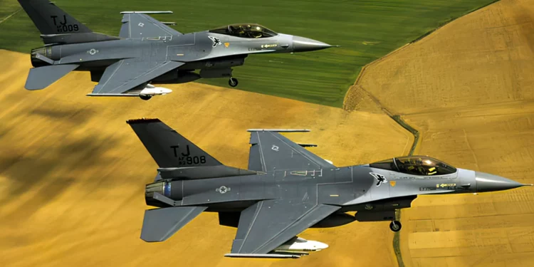 Noruega envía 2 cazas F-16 para entrenar pilotos ucranianos