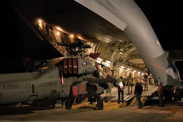 Real Fuerza Aérea Holandesa recibe helicópteros de ataque AH-64 Apache versión 6