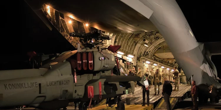 EE. UU. entrega helicópteros AH-64E Apache a la Real Fuerza Aérea de los Países Bajos