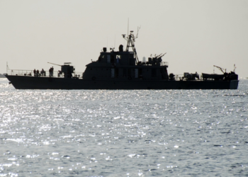 El buque de guerra iraní Alborz entra en el mar Rojo