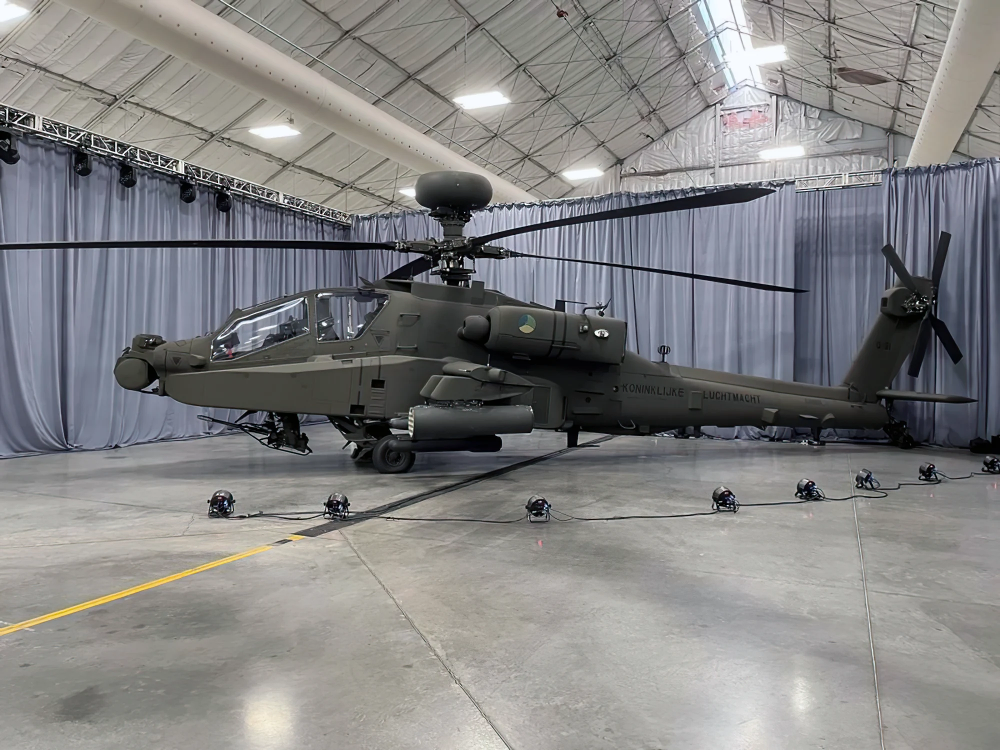 Boeing ha entregado a la Real Fuerza Aérea de los Países Bajos (RNLAF) el primer helicóptero Apache AH-64E Versión 6, o v6, con prestaciones, sensores y software mejorados. (Foto del Ejército de EE.UU.)