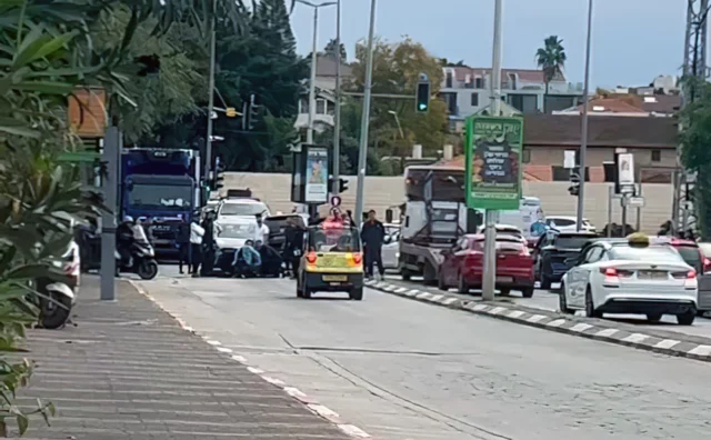 Ataque islamista con auto y apuñalamiento en Ra’anana: 11 heridos