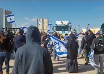 Manifestantes impiden la entrada en Gaza de 51 camiones de ayuda: “Es una locura ayudar al enemigo”