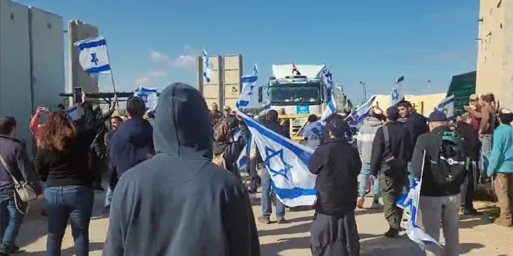Manifestantes impiden la entrada en Gaza de 51 camiones de ayuda: “Es una locura ayudar al enemigo”