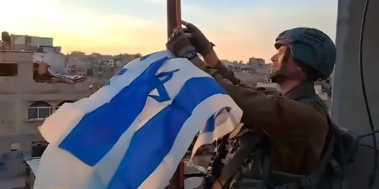 19 años después: Reservista iza la bandera que bajó al salir Gaza