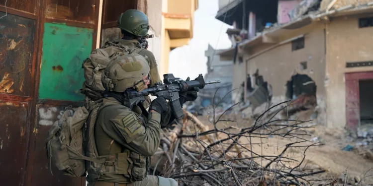 Tropas de la Brigada Kfir descubren armas y municiones de Hamás