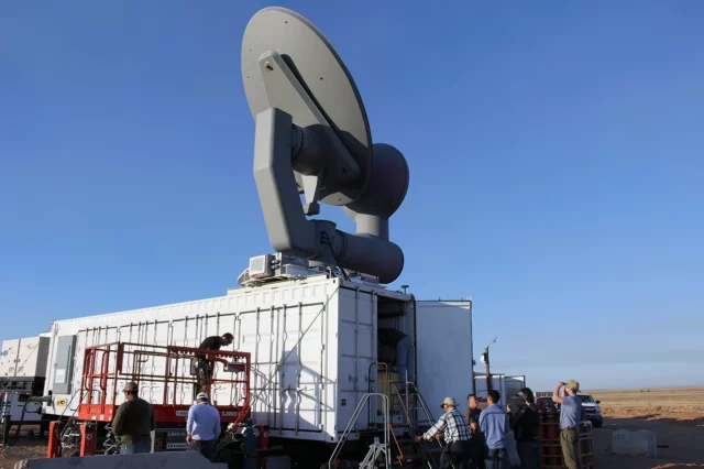 Raytheon desarrollará sistemas de antenas de microondas para defensa