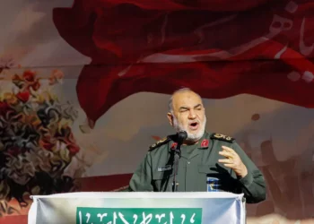 Irán presenta nuevo buque y misiles mientras advierte al “enemigo”