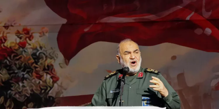 Irán presenta nuevo buque y misiles mientras advierte al “enemigo”