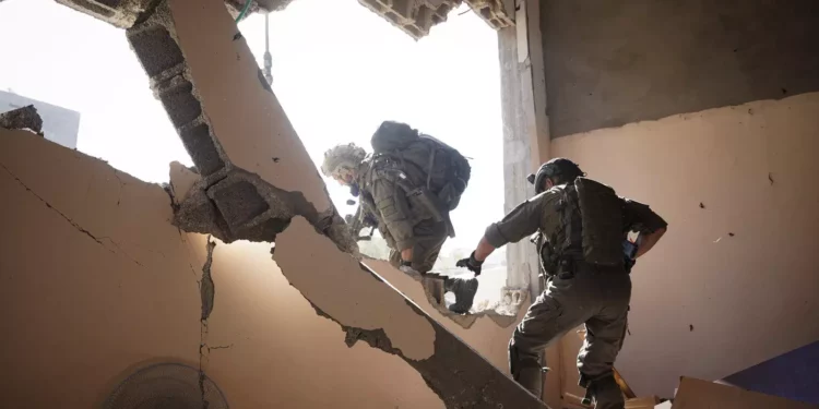 7 soldados heridos en combates con Hamás en edificio de Jan Yunis