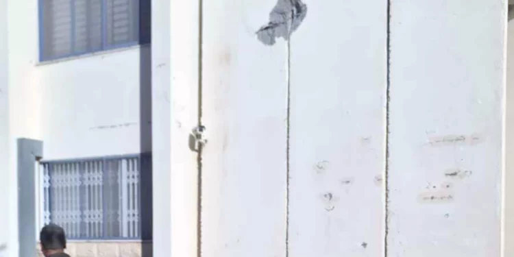 Edificio de Sderot dañado por disparo de cohetes