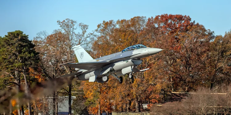 Lockheed Martin entrega los dos primeros aviones F-16 Block 70 para Eslovaquia